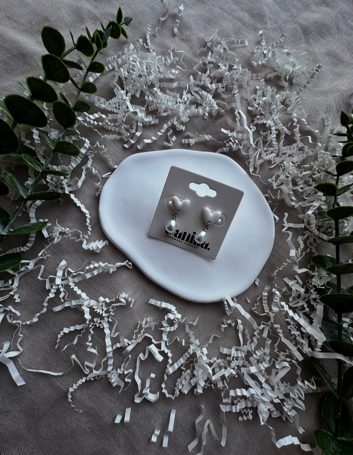 Boucles d’oreilles clous en cœur perlé ✦