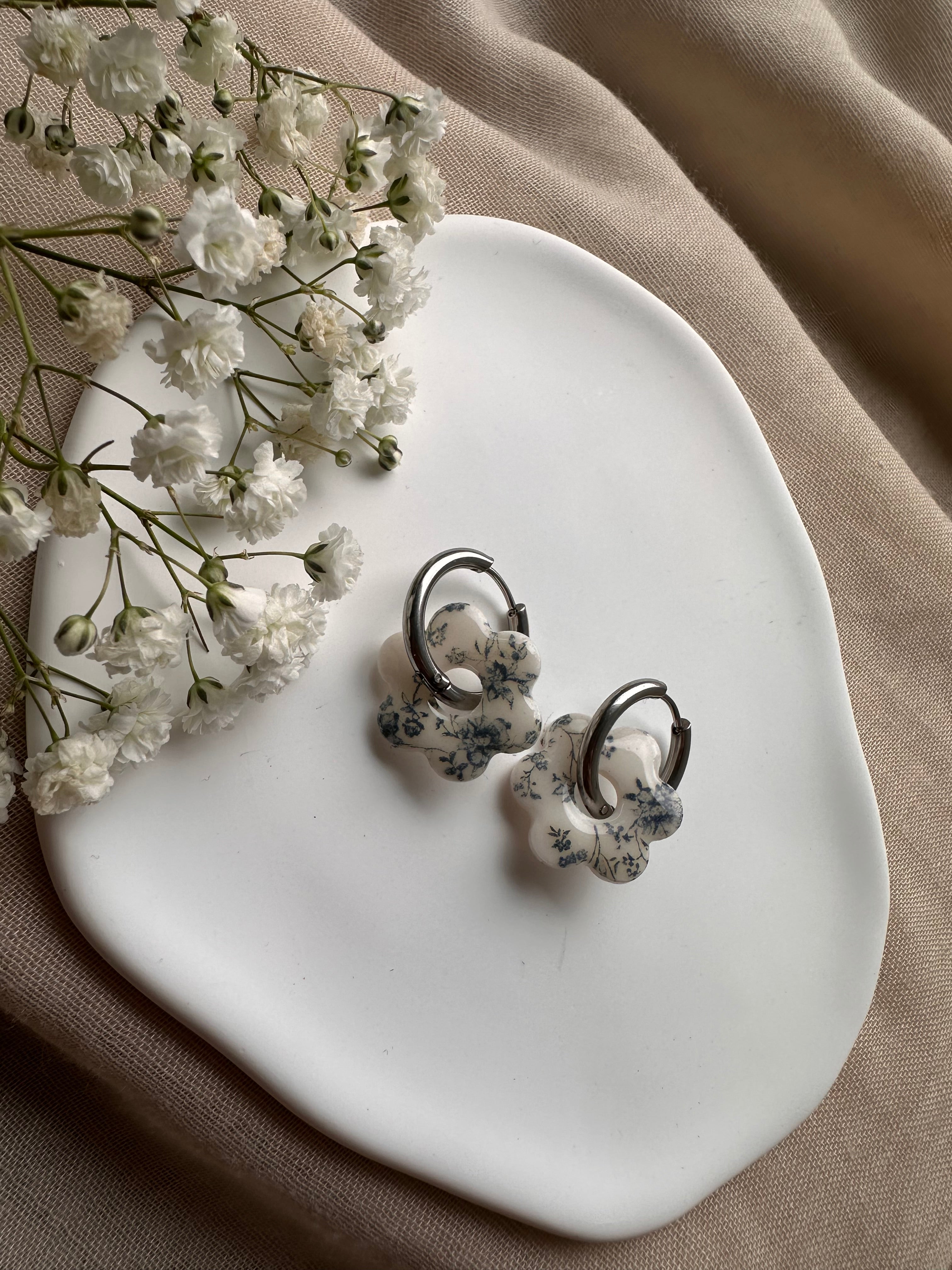 Pampilles blanches motif floral bleu ❀