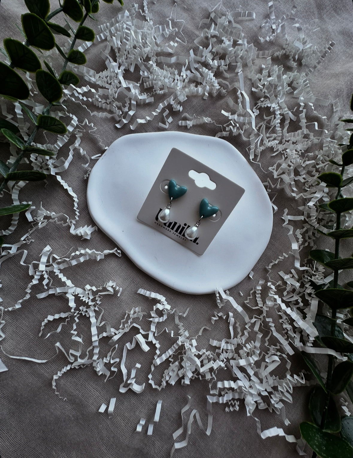 Boucles d’oreilles clous en cœur perlé ✦