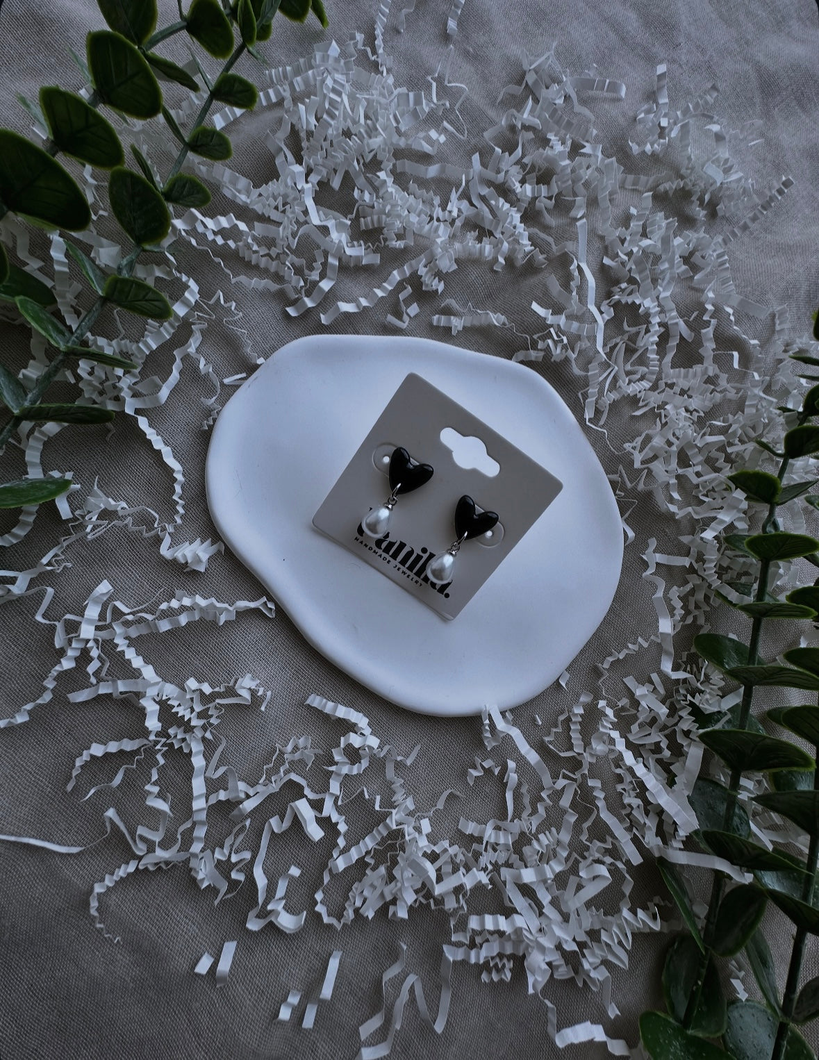 Boucles d’oreilles clous en cœur perlé ✦