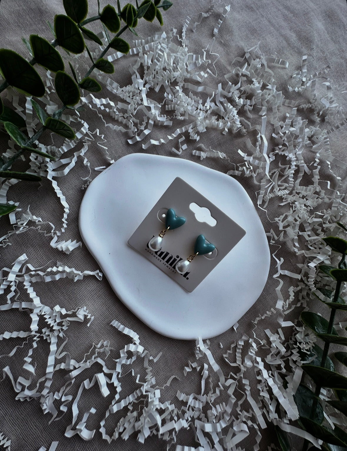 Boucles d’oreilles clous en cœur perlé ✦