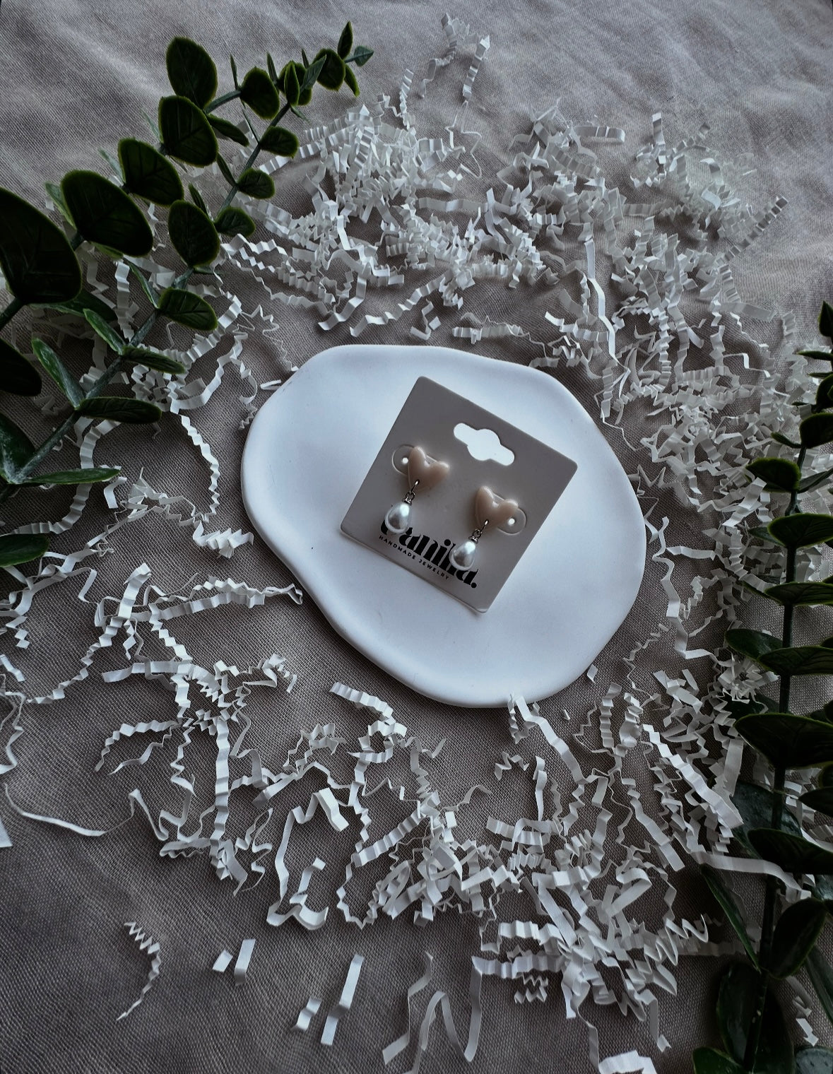 Boucles d’oreilles clous en cœur perlé ✦