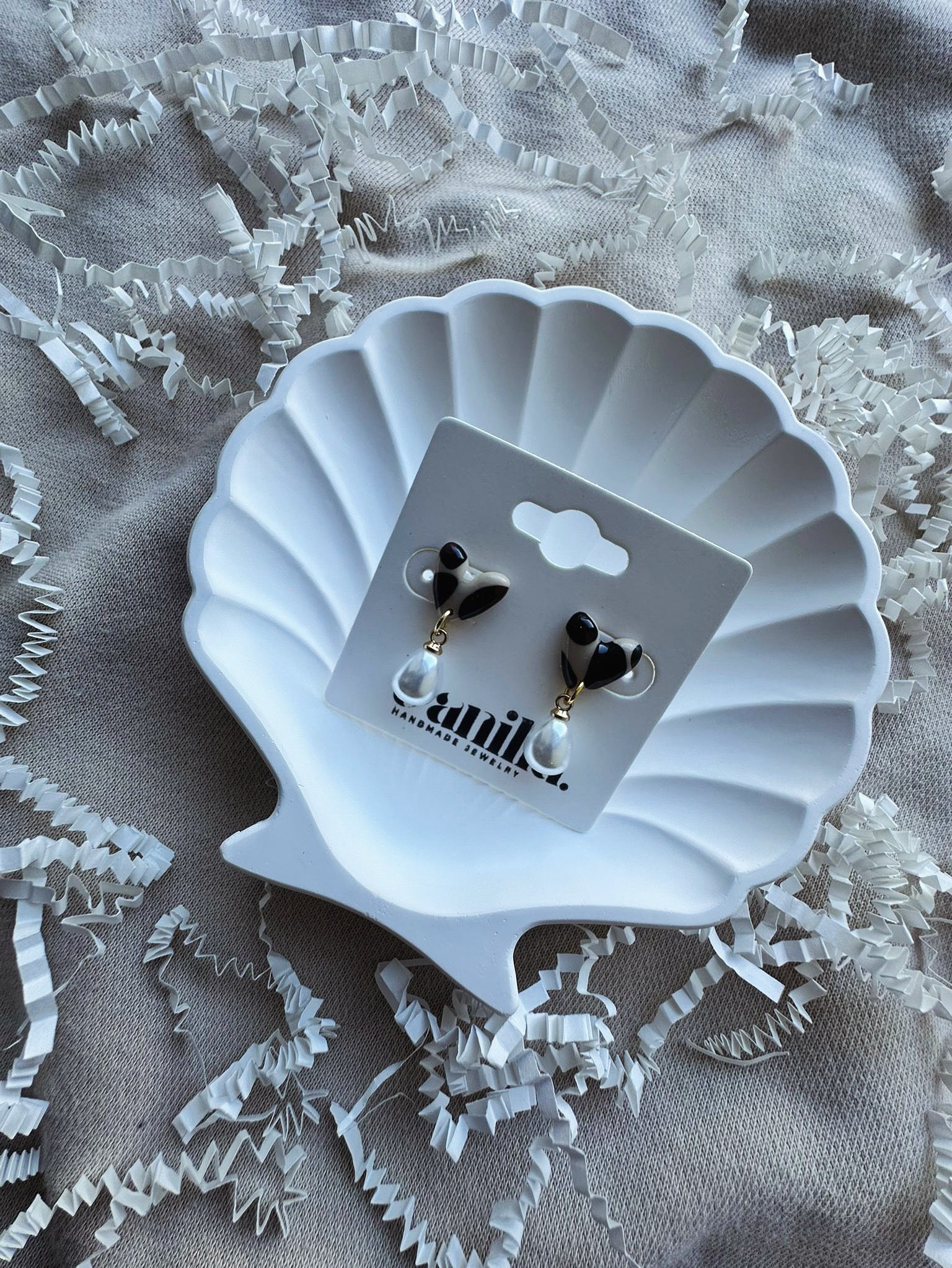 Boucles d’oreilles clous en cœur perlé ✦